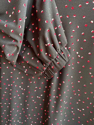 Vestido Mango negro con lunares rojos