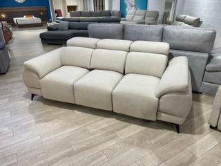 Sofá deslizante beige con patas altas