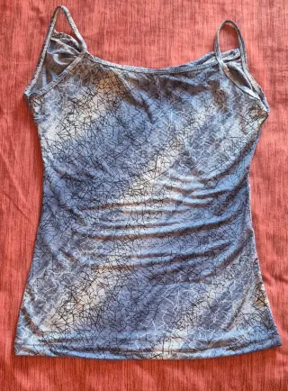 Falda vaquera y top estampado