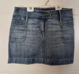 Falda vaquera y top estampado