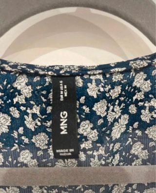 Blusa Mango volantes azul marino talla M