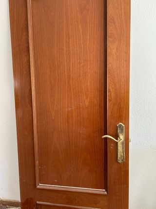 Puerta de madera con manilla dorada de 72,5cm