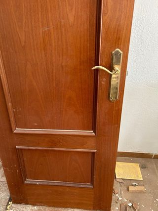 Puerta de madera con manilla dorada de 72,5cm