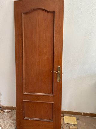 Puerta de madera con manilla dorada de 72,5cm