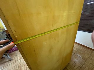 Vitrina de madera de pino con puertas de cristal