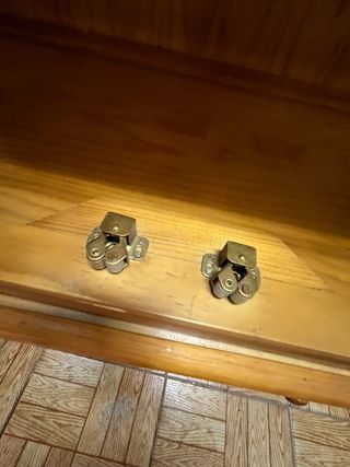 Vitrina de madera de pino con puertas de cristal