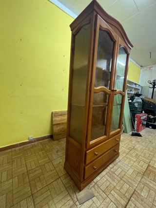 Vitrina de madera de pino con puertas de cristal