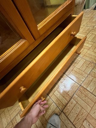Vitrina de madera de pino con puertas de cristal