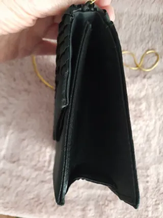 Bolso de fiesta negro con cadena dorada.