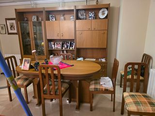 Mesa de comedor y sillas de madera