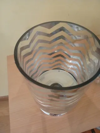 Jarrón de cristal con diseño zigzag plateado