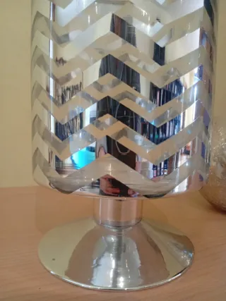 Jarrón de cristal con diseño zigzag plateado