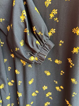 Vestido Mango Negro Estampado Flores Amarillas