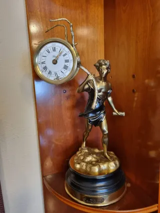Reloj de mesa antiguo con figura
