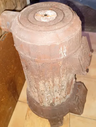 Estufa de leña antigua funcionando o decorativa.