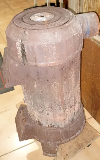 Estufa de leña antigua funcionando o decorativa.