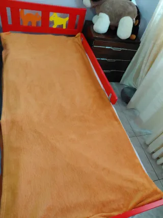 Cama infantil roja con colchon3