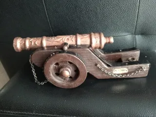 Cañón antiguo de madera y cobre