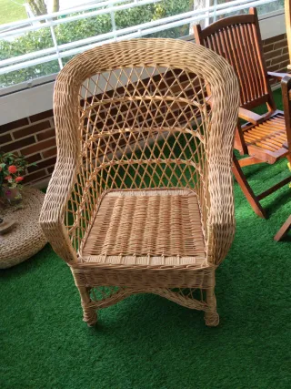 Sillón de mimbre beige y marrón