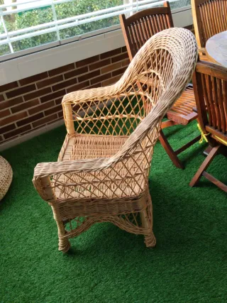 Sillón de mimbre beige y marrón