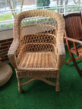 Sillón de mimbre beige y marrón