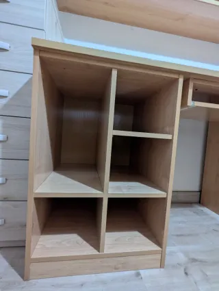 Escritorio madera con estantes y cajones