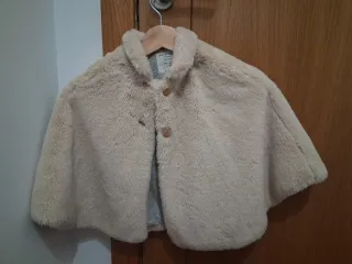 Capa de pelo beige talla 4 años