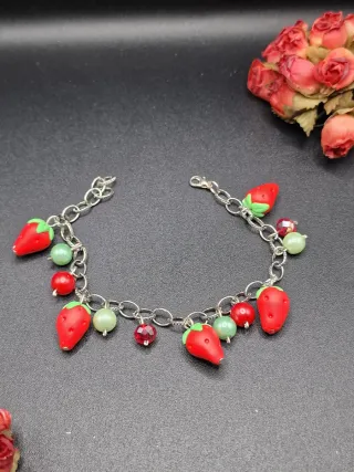 Bracciale con fragoline in fimo realizzato a mano