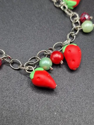 Bracciale con fragoline in fimo realizzato a mano