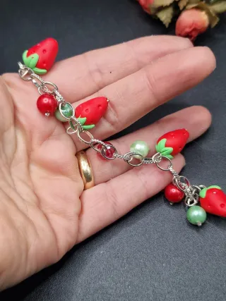 Bracciale con fragoline in fimo realizzato a mano