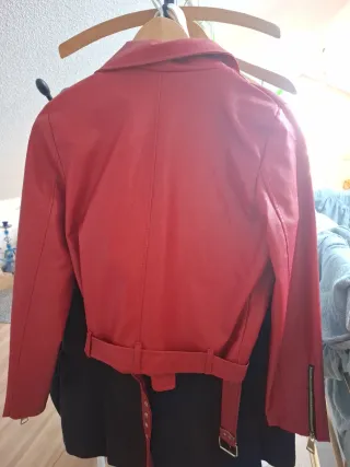 Cazadora efecto piel roja cremalleras Talla L