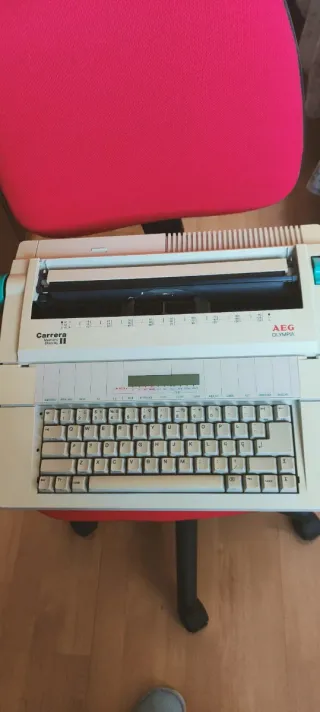 Máquina de escribir eléctrica AEG Olympia Carrera