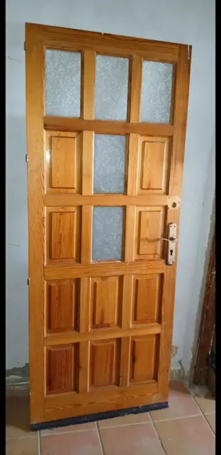 Puerta de madera con cristal