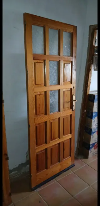 Puerta de madera con cristal