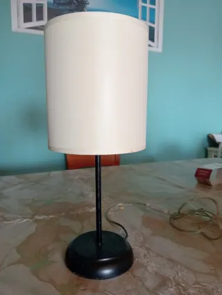 Lámpara de mesa beige y negra