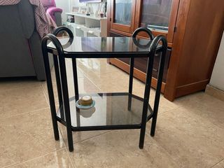 Mesa auxiliar cristal y metal negra