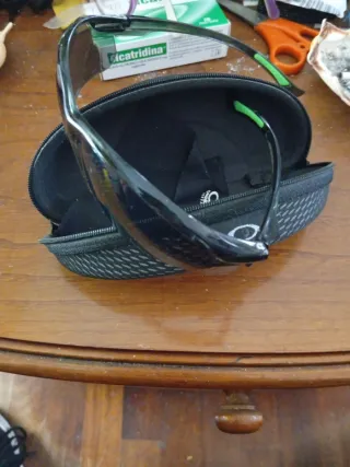 Occhiali da sole Vunivet neri e verdi da uomo