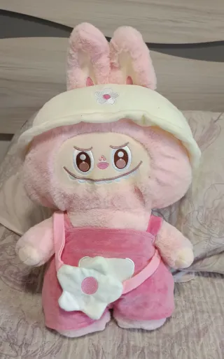 Peluche Labubu rosa con orejas y bolso flor