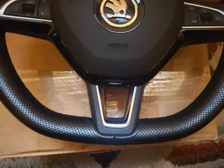 Volante Skoda achatado con airbag y levas