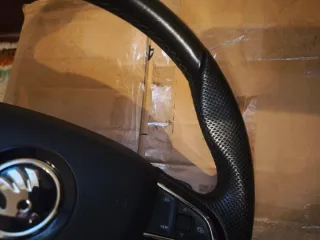 Volante Skoda achatado con airbag y levas
