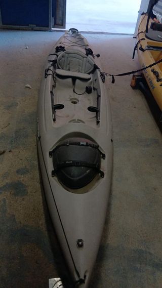 Kayak con dos remos, sonda y chaleco salvavidas.
