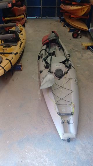 Kayak con dos remos, sonda y chaleco salvavidas.