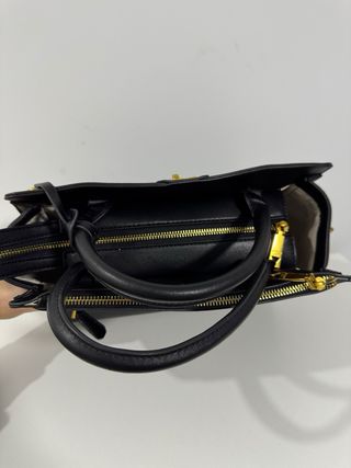 Bolso Guess Negro Elegante con Detalles Dorados