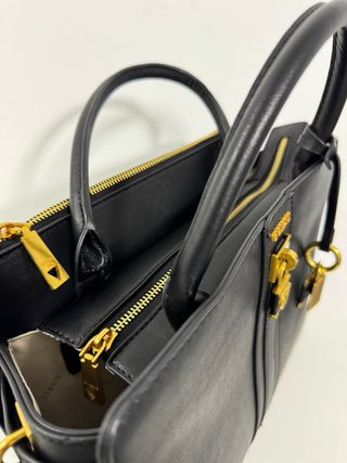 Bolso Guess Negro Elegante con Detalles Dorados