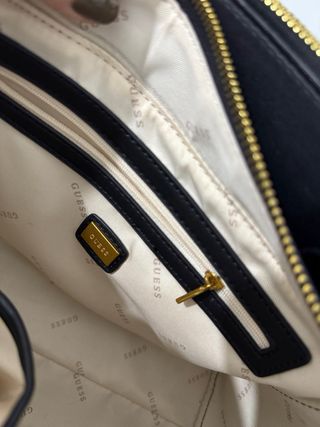 Bolso Guess Negro Elegante con Detalles Dorados