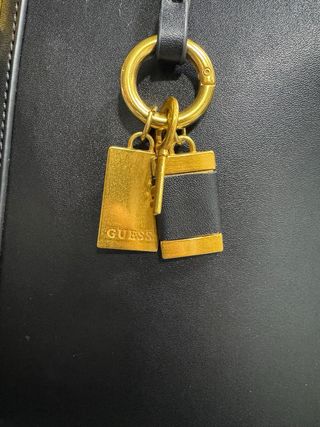 Bolso Guess Negro Elegante con Detalles Dorados