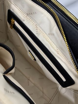 Bolso Guess Negro Elegante con Detalles Dorados