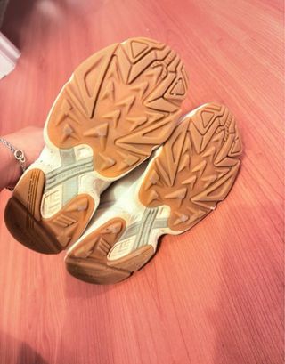 Tênis Adidas cinza e branco