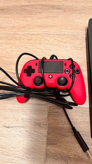 PS4 (PlayStation 4) + 2 Mandos Rojos