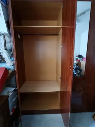 Armario de madera marrón